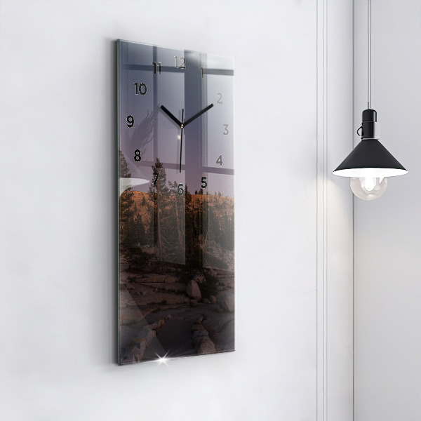 Vertikale Uhr Die felsige Straße von Yosemite