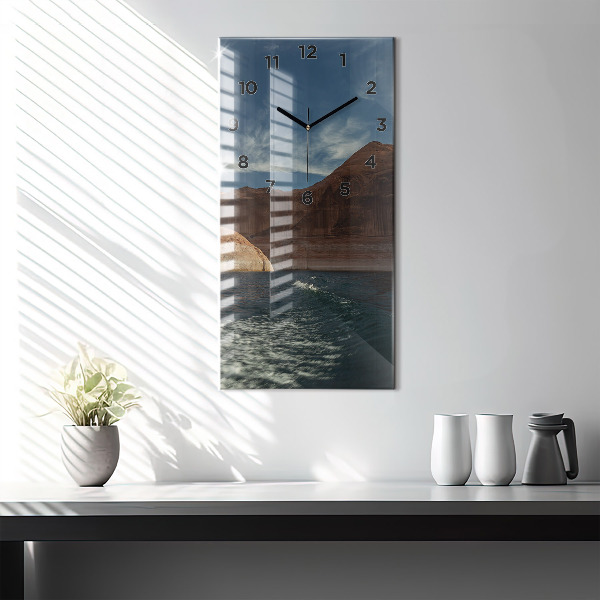 Vertikale Uhr Person auf Wasserskiern