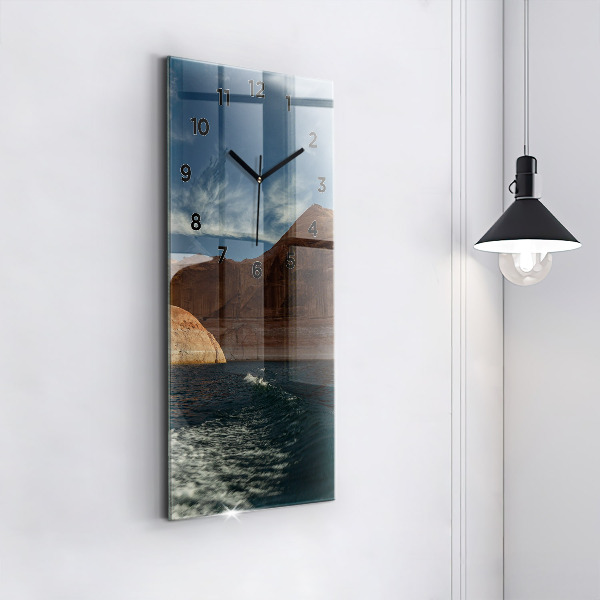 Vertikale Uhr Person auf Wasserskiern