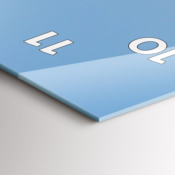 Vertikale Uhr Schwimmendes Boot auf dem Meer