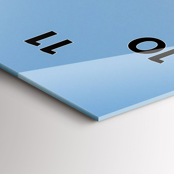 Vertikale Uhr Schwimmendes Boot auf dem Meer