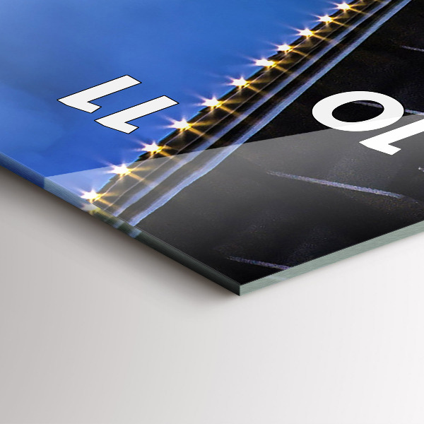 Vertikale Uhr Felsenufer unter der Brücke