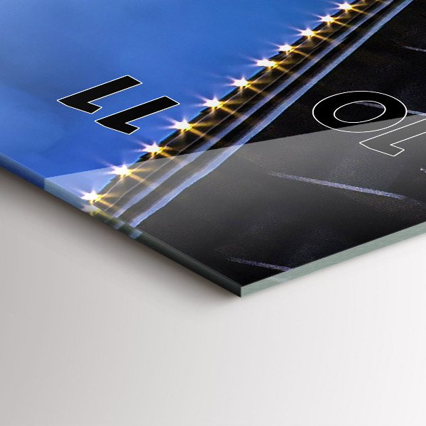 Vertikale Uhr Felsenufer unter der Brücke