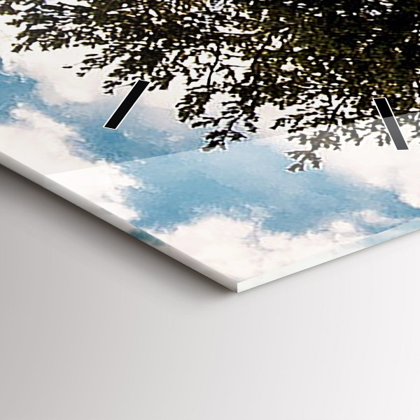 Vertikale Uhr Baum auf einem Hügel