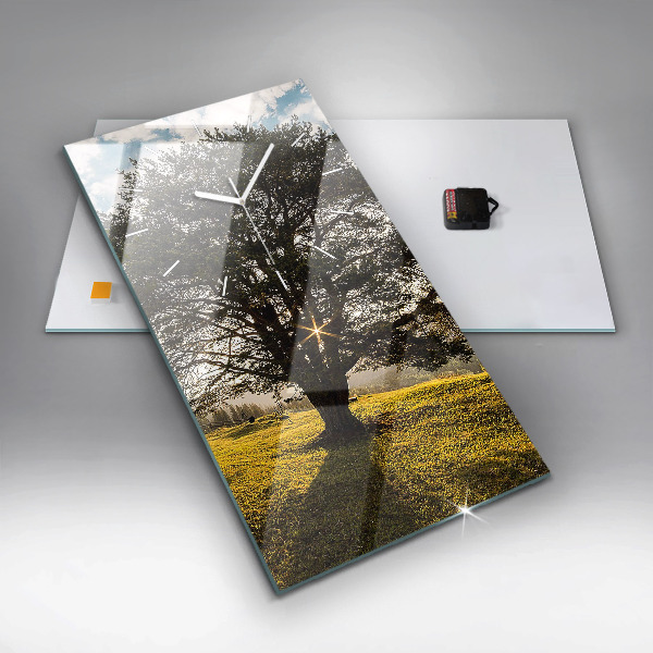 Vertikale Uhr Baum auf einem Hügel