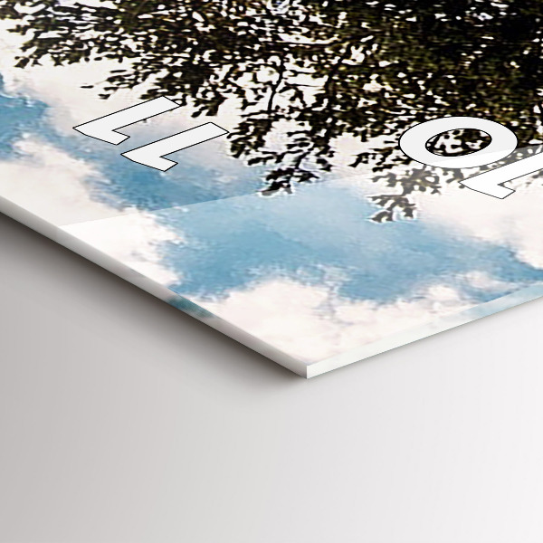 Vertikale Uhr Baum auf einem Hügel