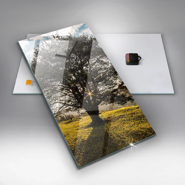 Vertikale Uhr Baum auf einem Hügel