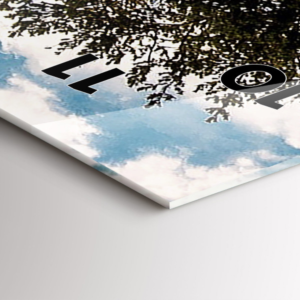 Vertikale Uhr Baum auf einem Hügel