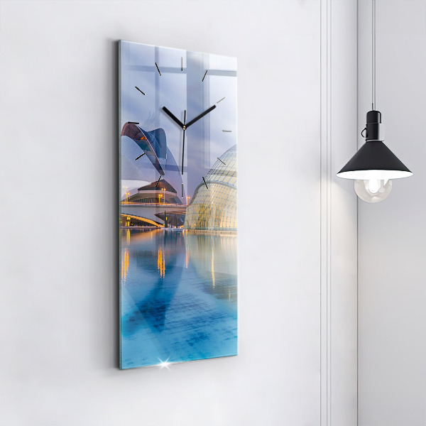 Vertikale Uhr Sonnenuntergang in der Stadt