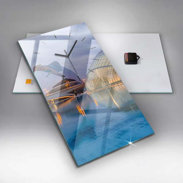 Vertikale Uhr Sonnenuntergang in der Stadt