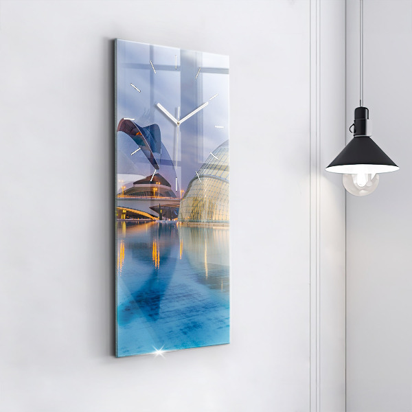 Vertikale Uhr Sonnenuntergang in der Stadt