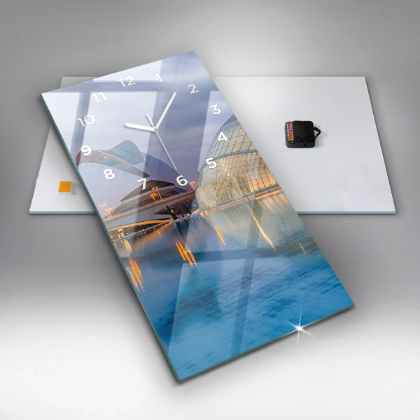 Vertikale Uhr Sonnenuntergang in der Stadt