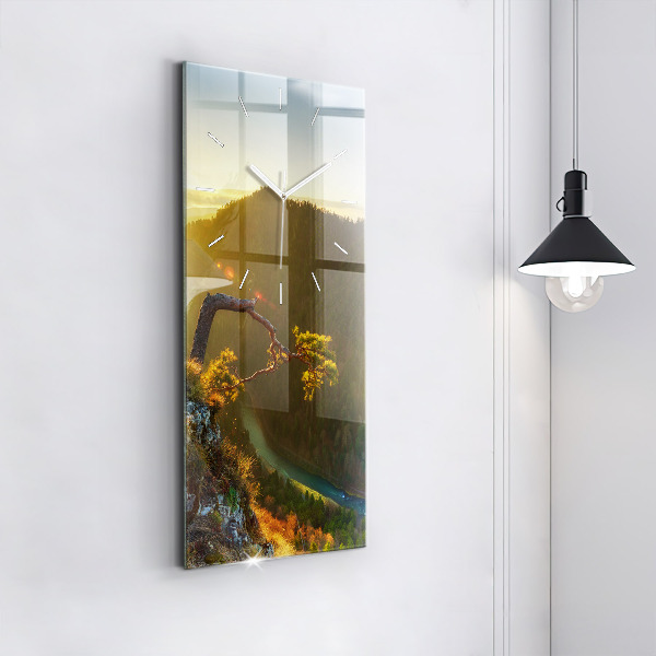 Vertikale Uhr Sonnenuntergang über den Bergen