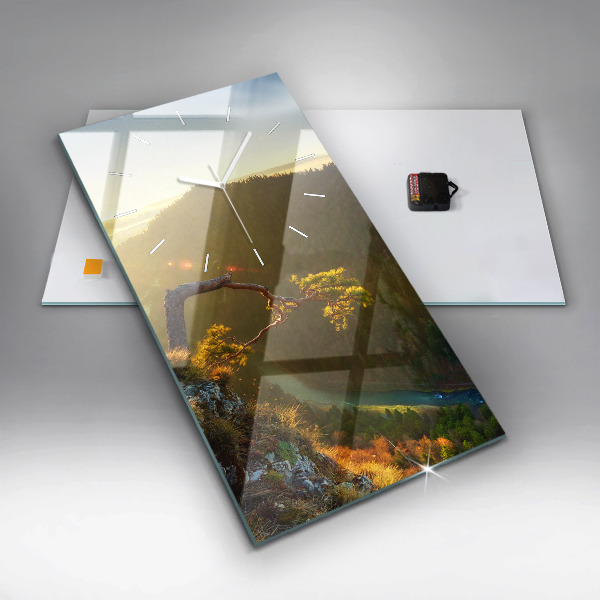 Vertikale Uhr Sonnenuntergang über den Bergen