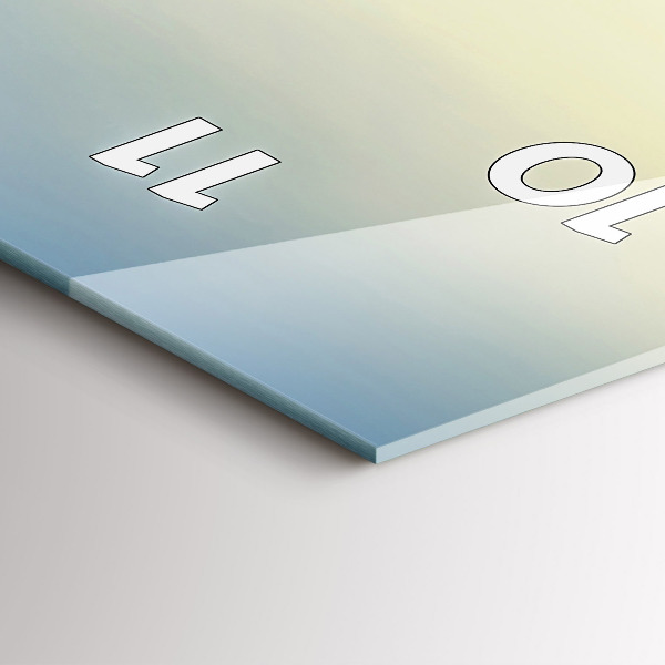 Vertikale Uhr Sonnenuntergang über den Bergen