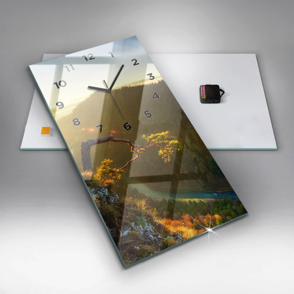 Vertikale Uhr Sonnenuntergang über den Bergen