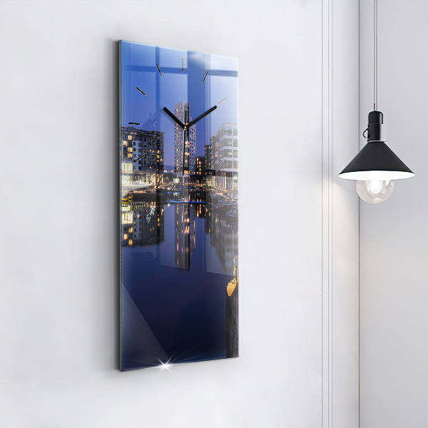 Vertikale Uhr mit motiv Beleuchtete Stadt bei Nacht