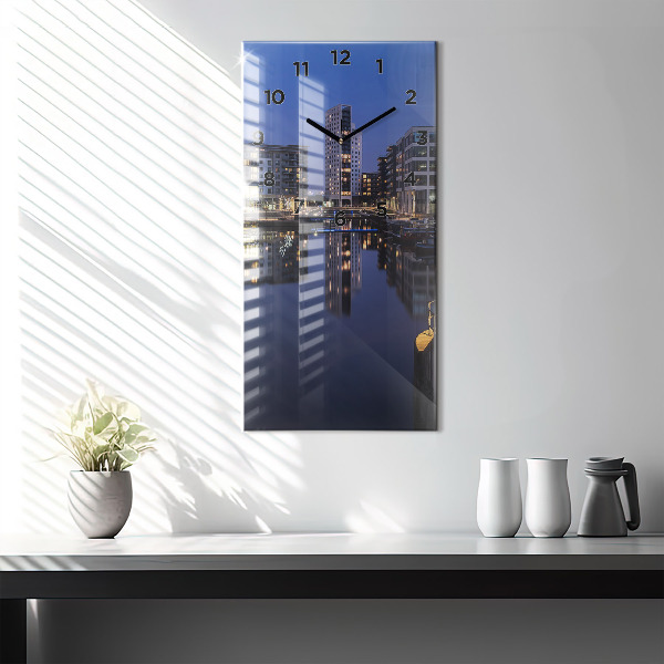 Vertikale Uhr mit motiv Beleuchtete Stadt bei Nacht