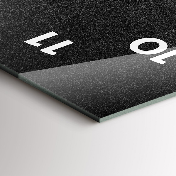 Vertikale Uhr Dunkler Fels