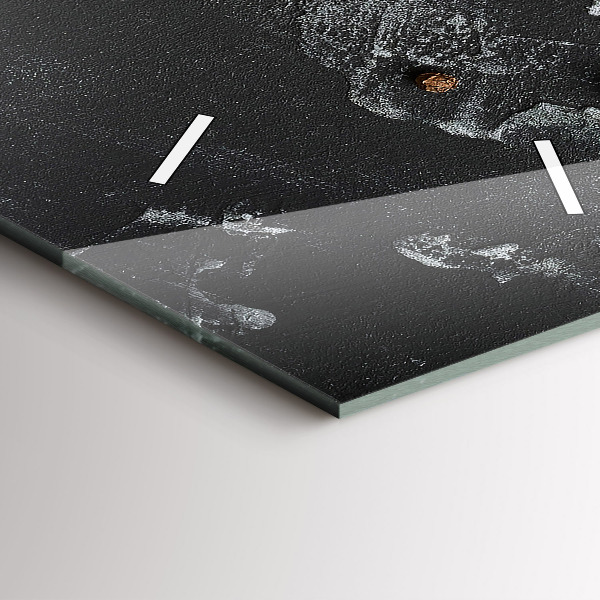 Vertikale Uhr Gewürze auf der Tischplatte