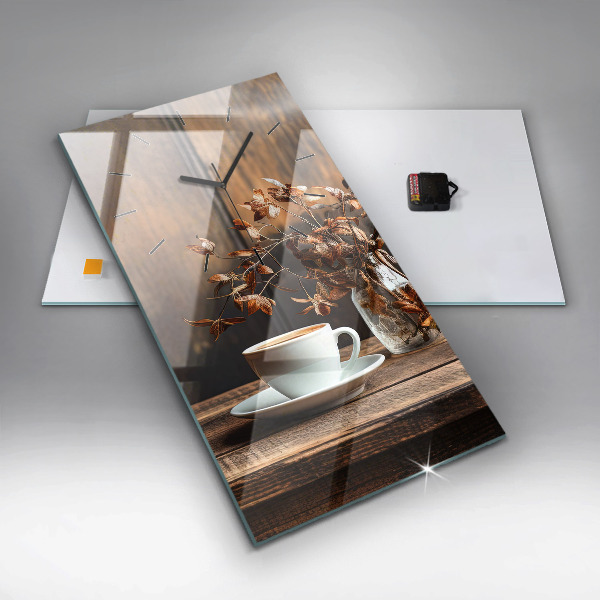 Vertikale Uhr Tasse Kaffee