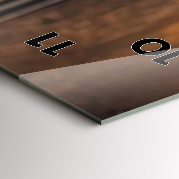 Vertikale Uhr Tasse Kaffee