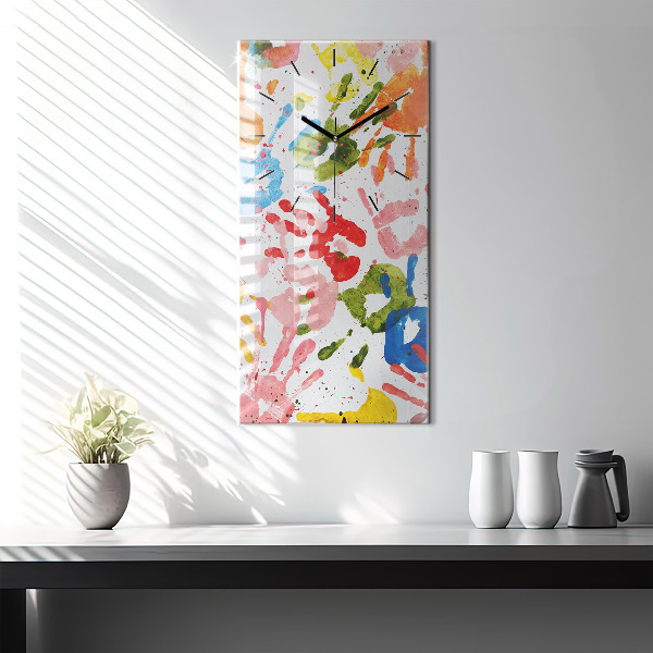 Vertikale Uhr Handabdrücke von Kindern