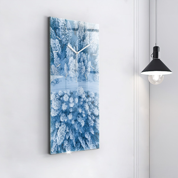 Vertikale Uhr Wald aus einer Drohne