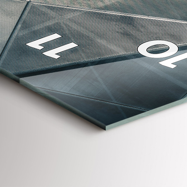 Vertikale Uhr Abstrakte Dreiecke aus Metall