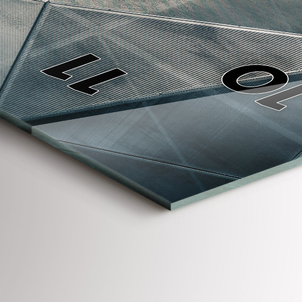 Vertikale Uhr Abstrakte Dreiecke aus Metall