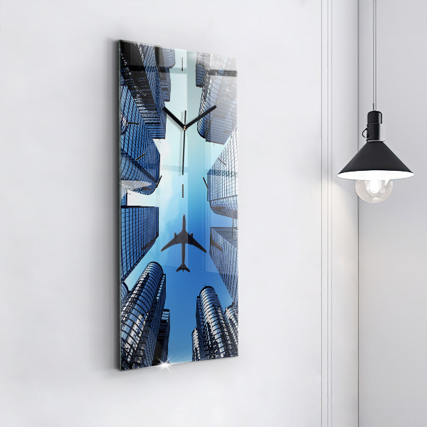 Vertikale Uhr Flugzeug über Gebäuden