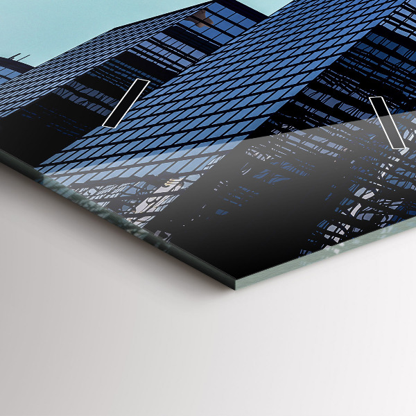 Vertikale Uhr Flugzeug über Gebäuden