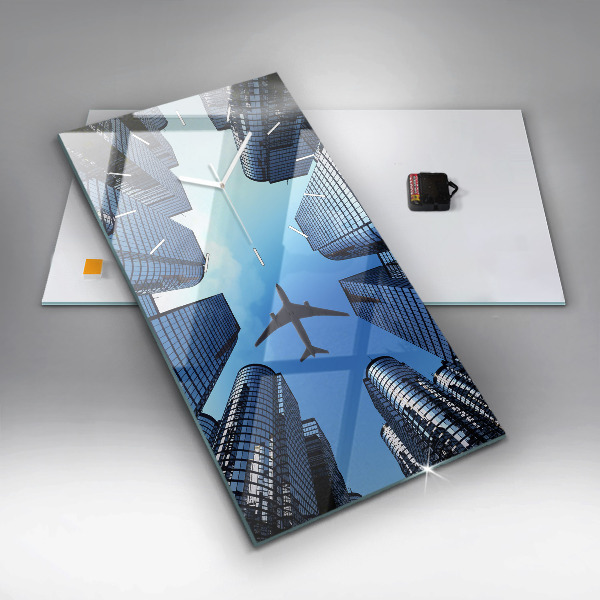 Vertikale Uhr Flugzeug über Gebäuden