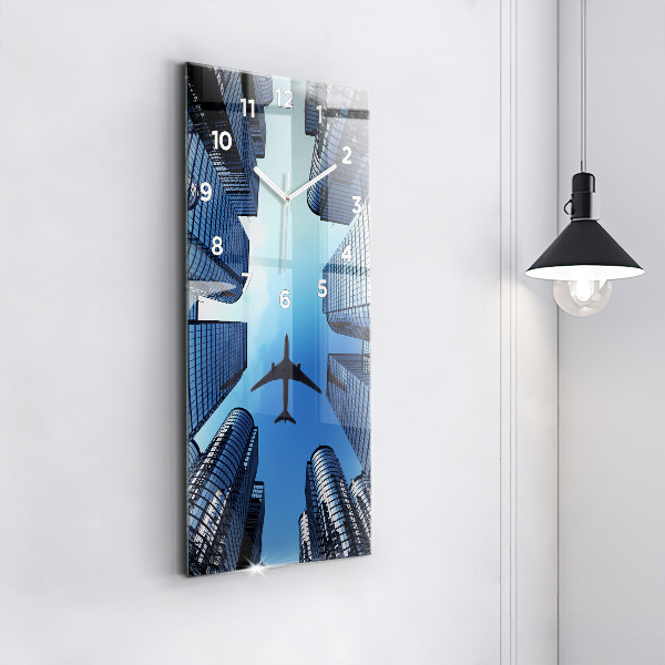 Vertikale Uhr Flugzeug über Gebäuden