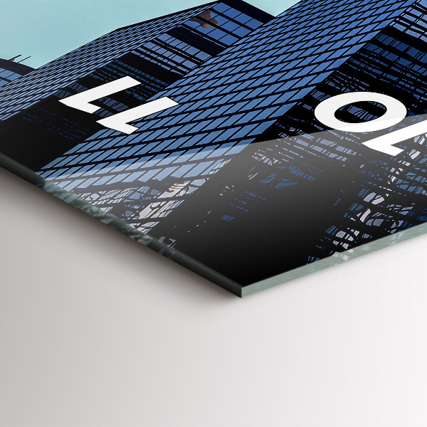 Vertikale Uhr Flugzeug über Gebäuden