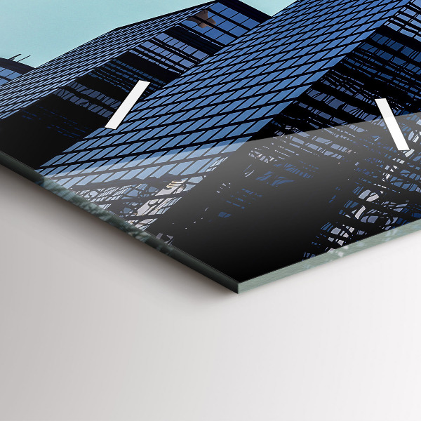 Vertikale Uhr Flugzeug über Gebäuden