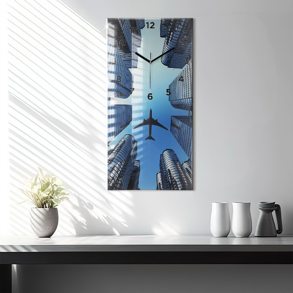 Vertikale Uhr Flugzeug über Gebäuden