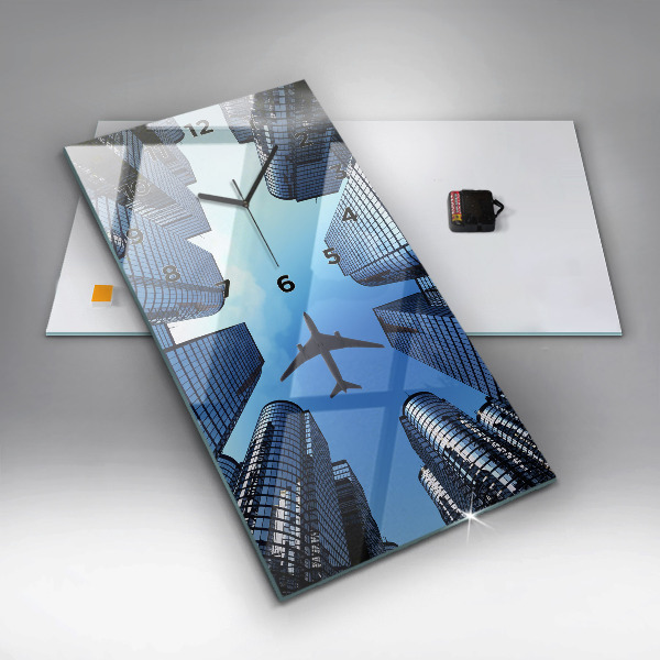 Vertikale Uhr Flugzeug über Gebäuden