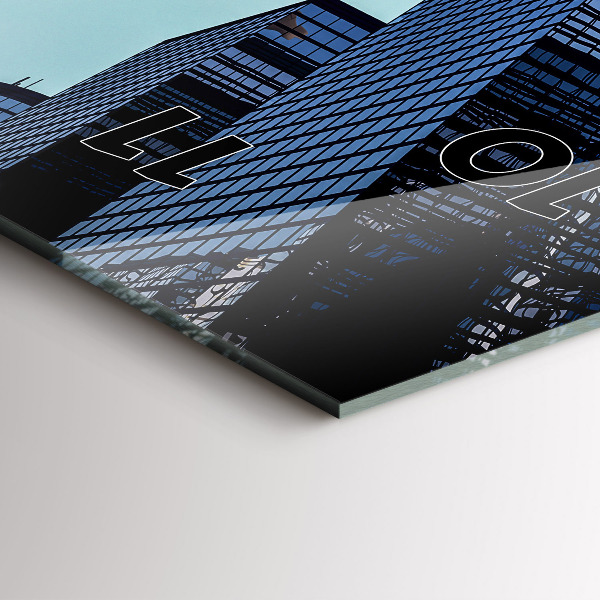 Vertikale Uhr Flugzeug über Gebäuden