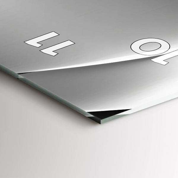 Vertikale Uhr Silberne Abstraktion