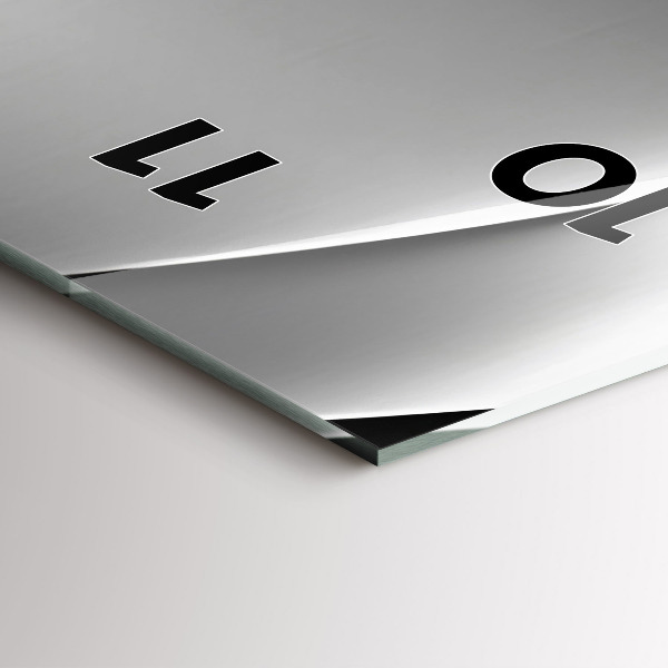 Vertikale Uhr Silberne Abstraktion