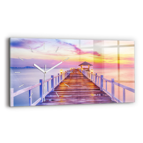 Horizontale Uhr Brücke im Hafen am Abend