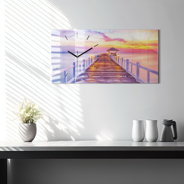 Horizontale Uhr Brücke im Hafen am Abend