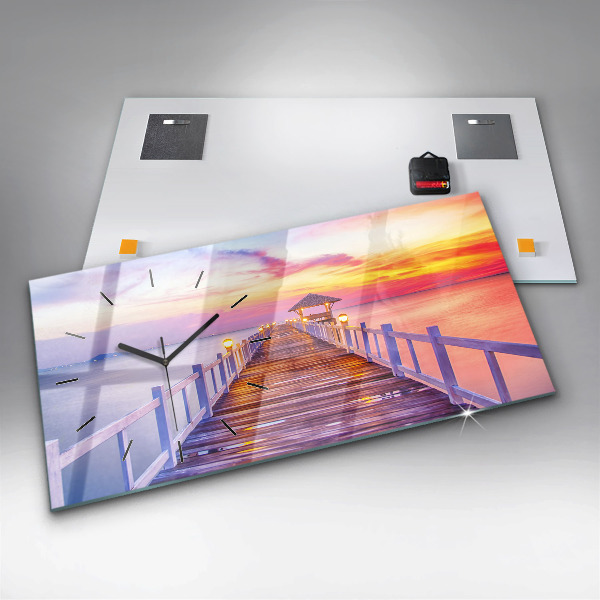 Horizontale Uhr Brücke im Hafen am Abend