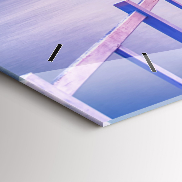 Horizontale Uhr Brücke im Hafen am Abend