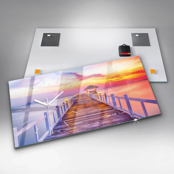 Horizontale Uhr Brücke im Hafen am Abend