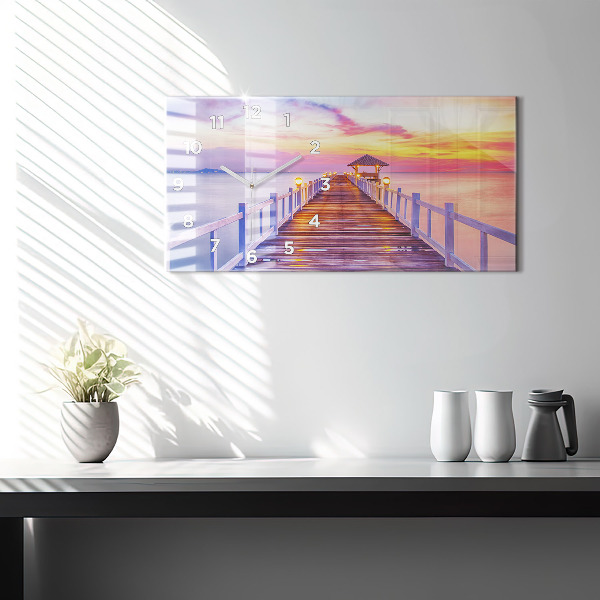 Horizontale Uhr Brücke im Hafen am Abend