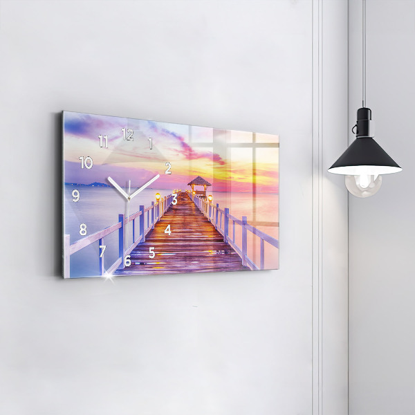 Horizontale Uhr Brücke im Hafen am Abend