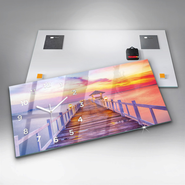 Horizontale Uhr Brücke im Hafen am Abend