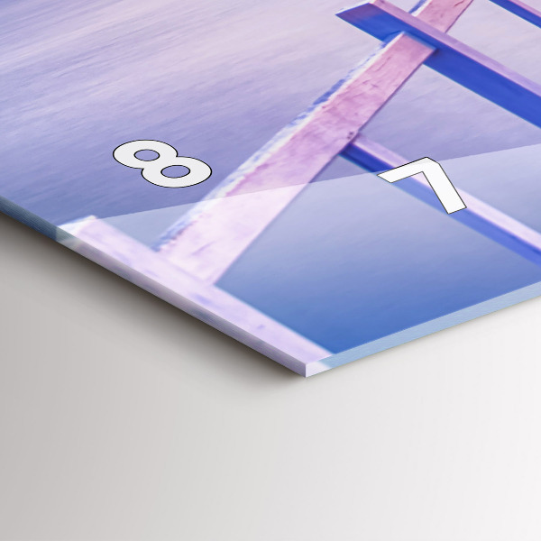 Horizontale Uhr Brücke im Hafen am Abend